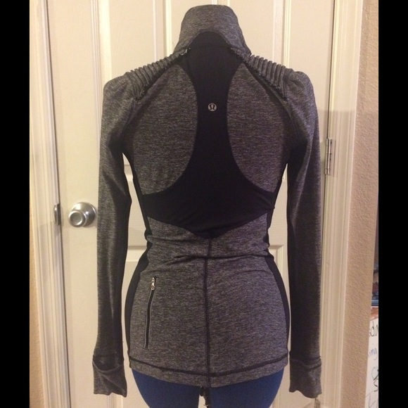 🆕List LULULEMON 1/2 zip w/AMAZING shoulder detail - Picture 2 of 4